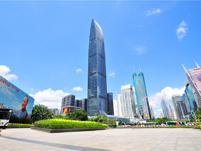 kkmall是京基100大厦楼下的购物中心,国际大牌都入驻其中,环境服务都